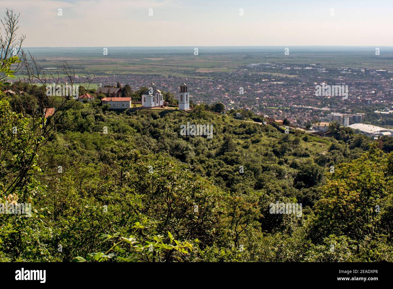 VRSAC, Serbia, 27 giugno 2019. Vista della città di Vrsac dalla vicina collina. VRSAC è una bellissima città vecchia nella pianura di Banat. Foto Stock