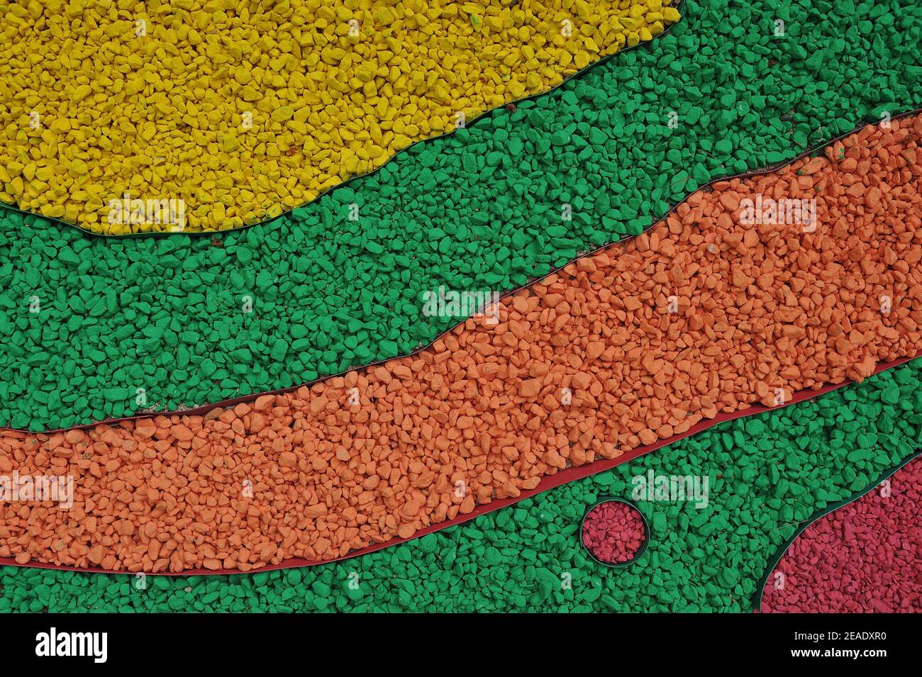 Pietre dipinte in diversi colori per il design paesaggistico Foto Stock