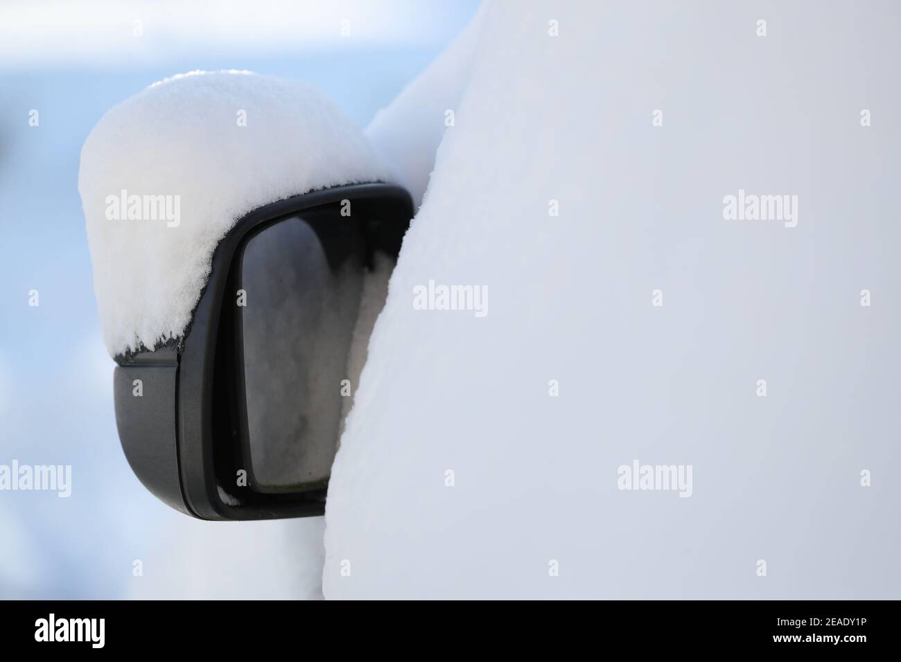 La neve copre uno specchio ad ala a Larbert, vicino Falkirk in Scozia, mentre i venti amaramente freddi continuano ad afferrare gran parte della nazione. Data immagine: Martedì 9 febbraio 2021. Foto Stock