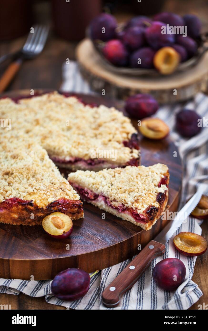 Torta crumble di prugna fatta in casa Foto Stock