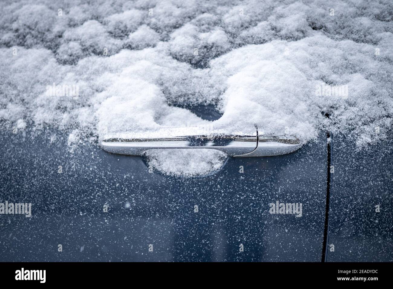 La porta dell'auto si è congelata chiusa con neve e ghiaccio in argento la maniglia lucida impedisce l'apertura delle porte la mattina presto Foto Stock La porta dell'auto si è congelata chiusa con neve e ghiaccio in argento la maniglia lucida impedisce l'apertura delle porte la mattina presto Foto Stock