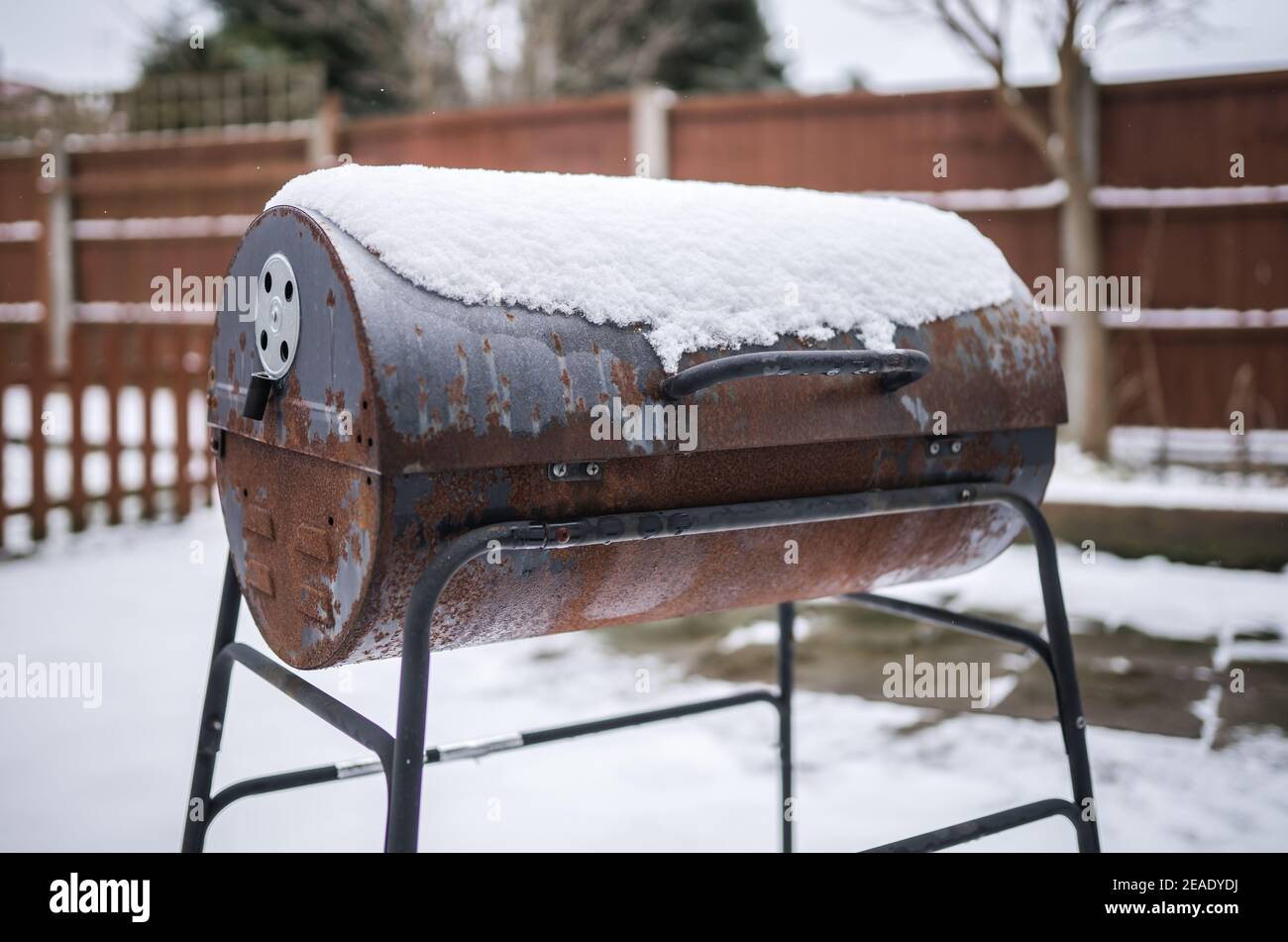 Barbecue invernale sotto una coperta di neve troppo fredda per Barbecue mentre nevica con la cima innevata e molto altro sul massa Foto Stock