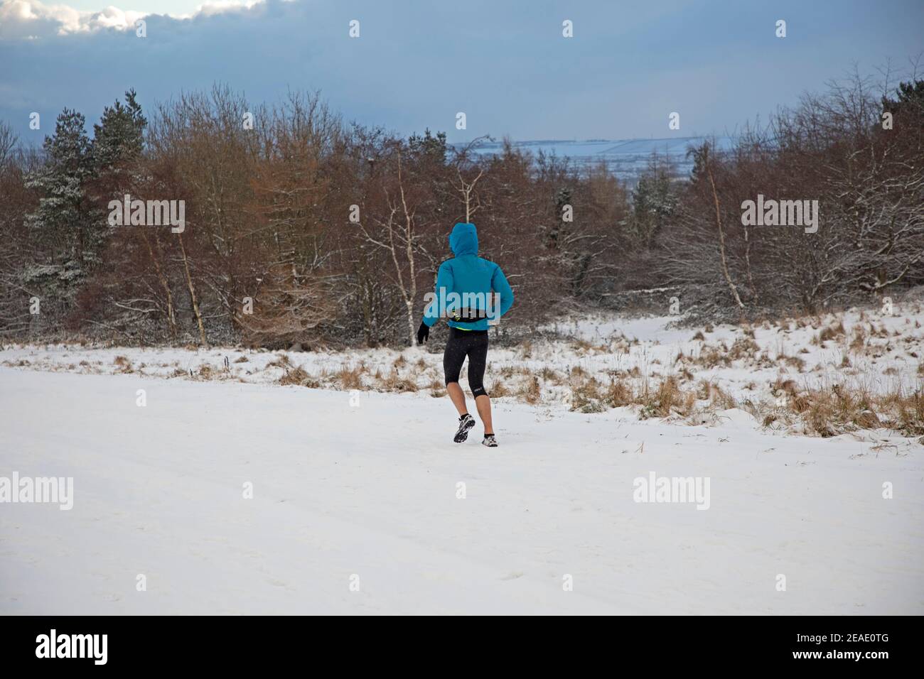 Holyrood Park Edimburgo, Scozia, Regno Unito. 9 febbraio 2021. Il Parco Holyrood innevato ha incoraggiato le persone a giocare e ad allenarsi tra le docce. Nella foto:segnale di avvertimento del ghiaccio sottile sul lago. Foto Stock