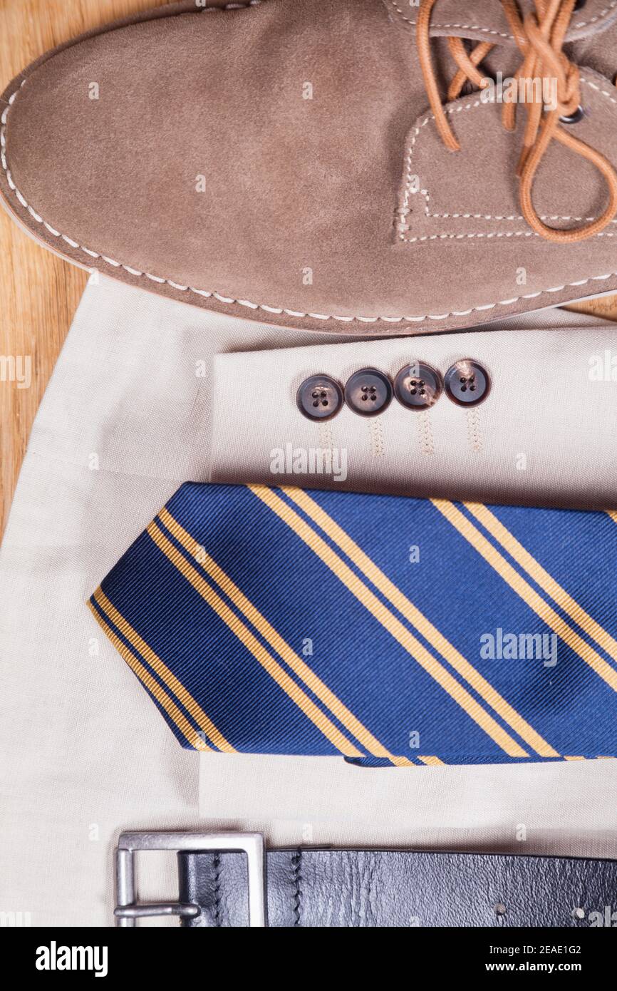 Primo piano della giacca estiva da uomo e della scarpa color sabbia con  cravatta e cintura Foto stock - Alamy