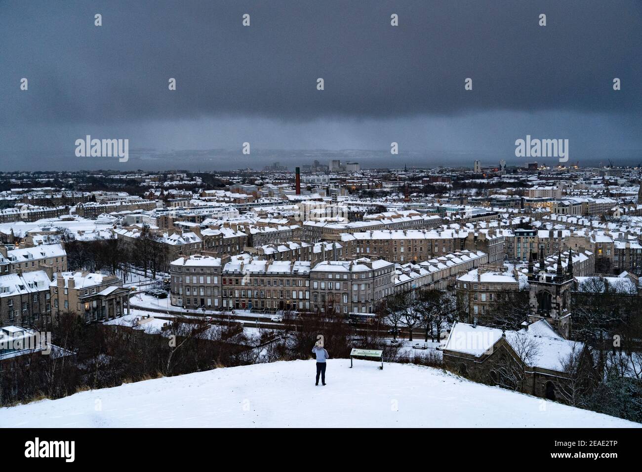 Edimburgo, Scozia, Regno Unito. 9 Feb 2021. Big Freeze continua nel Regno Unito con Storm Darcy portando diversi centimetri di neve a Edimburgo durante la notte. PIC; tetti innevati a Leith vista da Calton Hill. Iain Masterton/Alamy Notizie dal vivo Foto Stock
