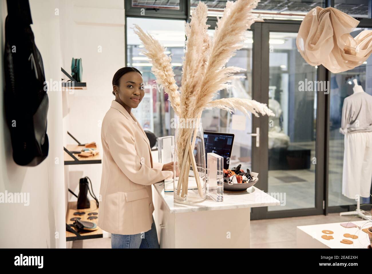 Giovane imprenditore afro-americano che lavora in un negozio Foto Stock