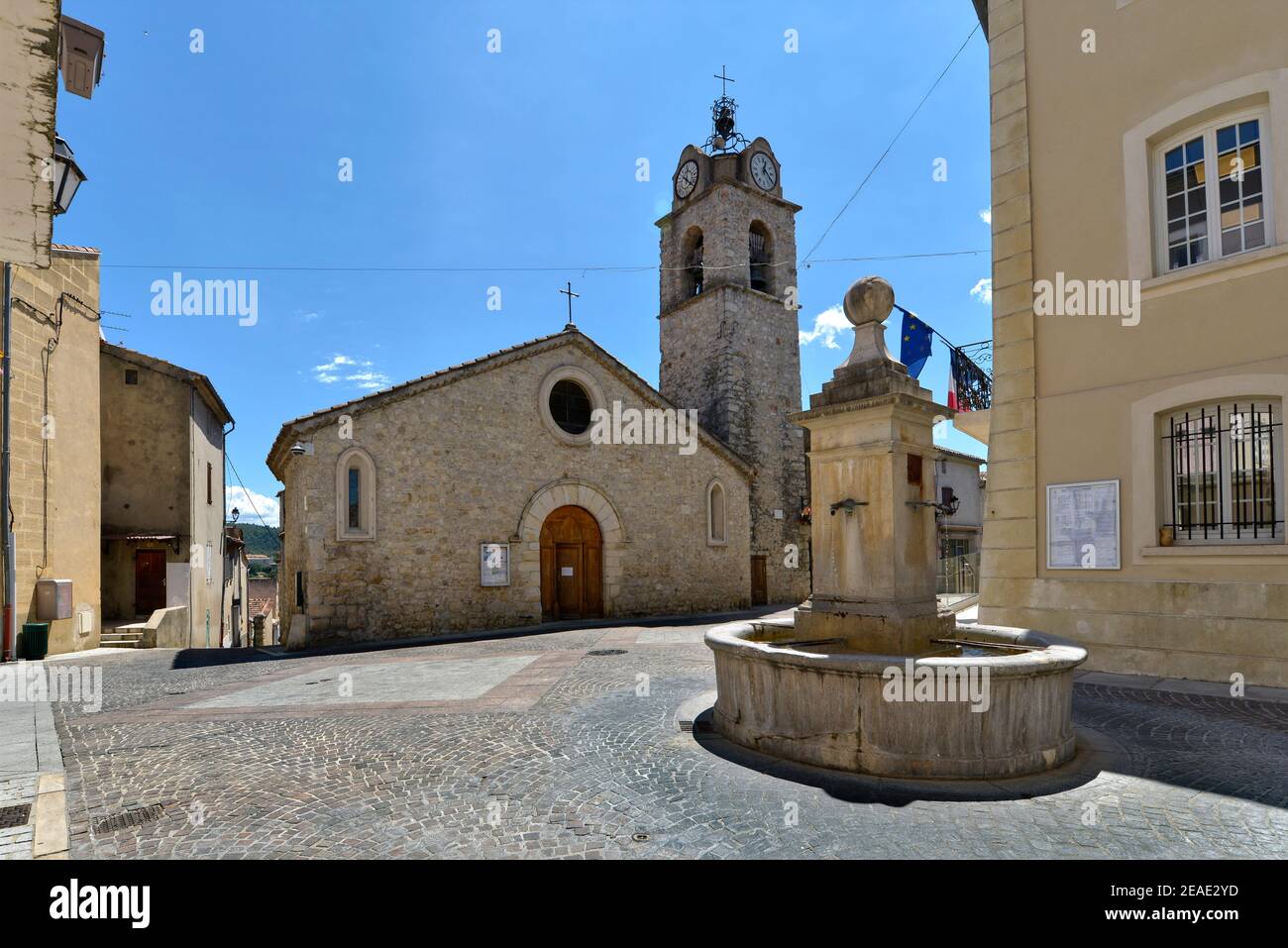 Chiesa di Saint Pierre les Ormeaux e fontana di Greoux-les-Bains, un comune nel dipartimento delle Alpi dell'alta Provenza nel sud-est della Francia Foto Stock