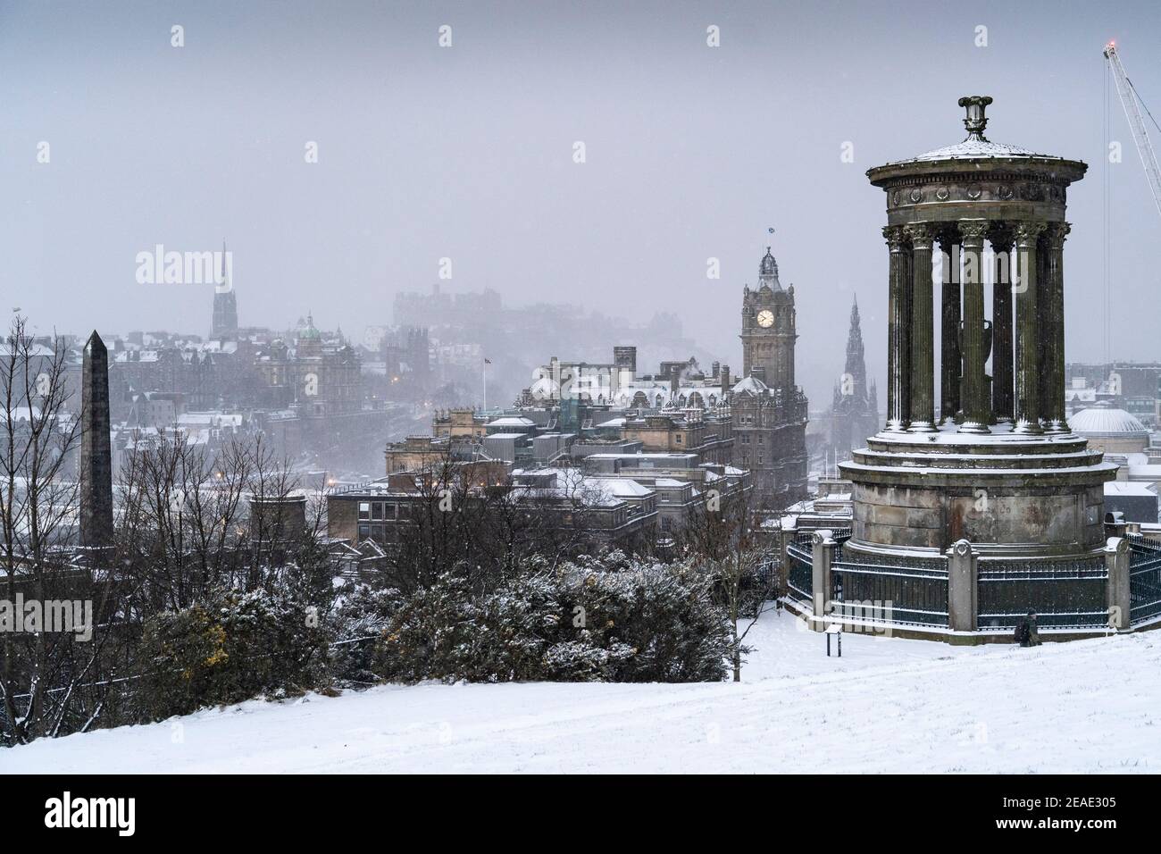 Edimburgo, Scozia, Regno Unito. 9 Feb 2021. Big Freeze continua nel Regno Unito con Storm Darcy portando diversi centimetri di neve a Edimburgo durante la notte. PIC; Blizzard soffia attraverso Edimburgo vista da Calton Hill. Iain Masterton/Alamy Notizie dal vivo Foto Stock