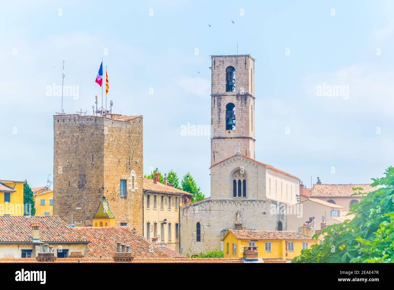 Veduta aerea di Grasse dominata dalla cattedrale e dal municipio, francia Foto Stock