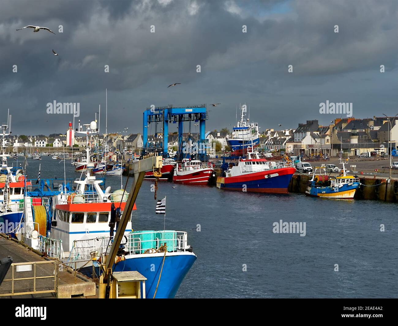 Barche da pesca a Guilvinec o Le Guilvinec, un comune nel dipartimento di Finistère Bretagna nel nord-ovest della Francia Foto Stock
