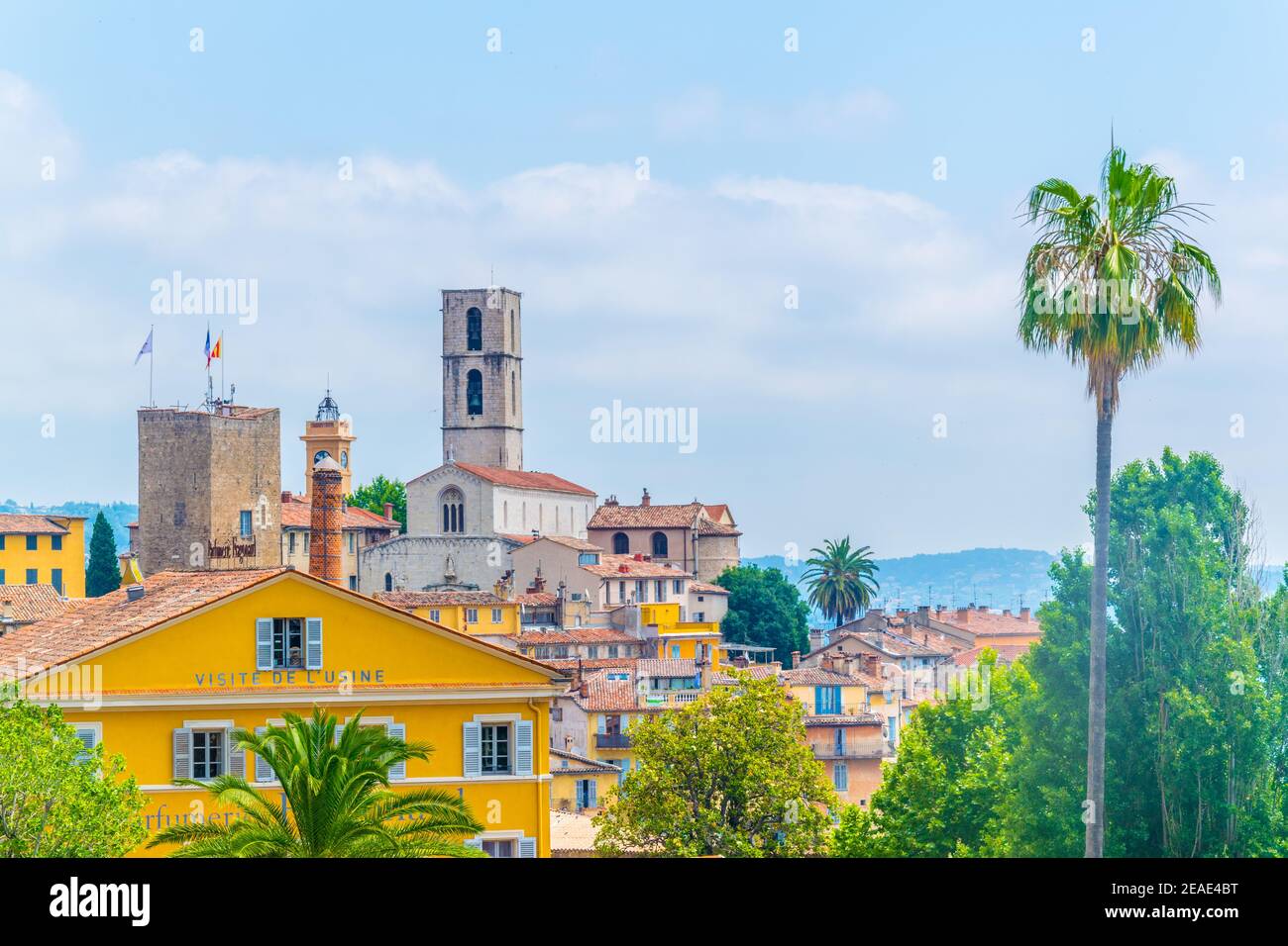 Veduta aerea di Grasse dominata dalla cattedrale e dal municipio, francia Foto Stock