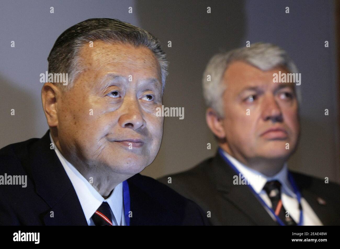 File photo datato 13-05-2009 di Yoshiro Mori e Claude Atcher in Giappone mentre parlano ai media durante la gara di Rugby Union World Cup 2015/2019 al Royal College of Physicians of Ireland, a Dublino. Data di emissione: Martedì 9 febbraio 2021. Foto Stock
