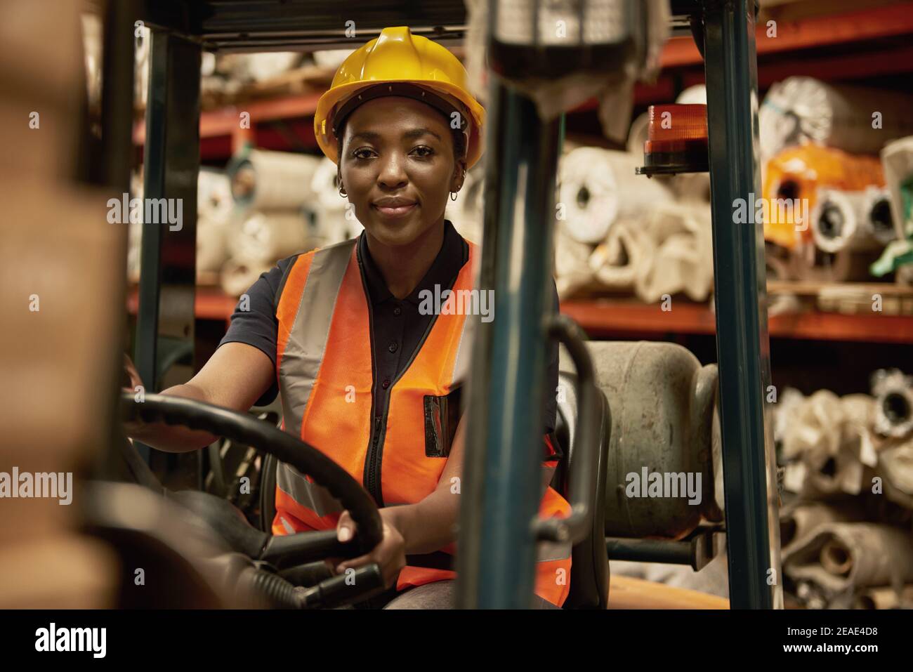 Donna africana operatore carrello elevatore che lavora in un magazzino Foto Stock