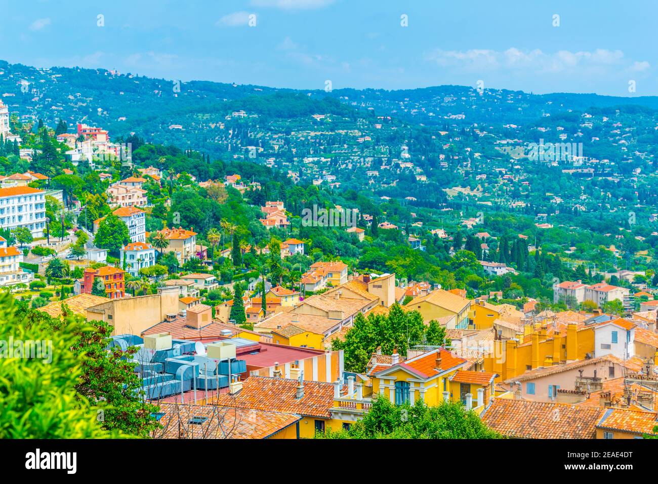 Veduta aerea di Grasse dominata dalla cattedrale e dal municipio, francia Foto Stock