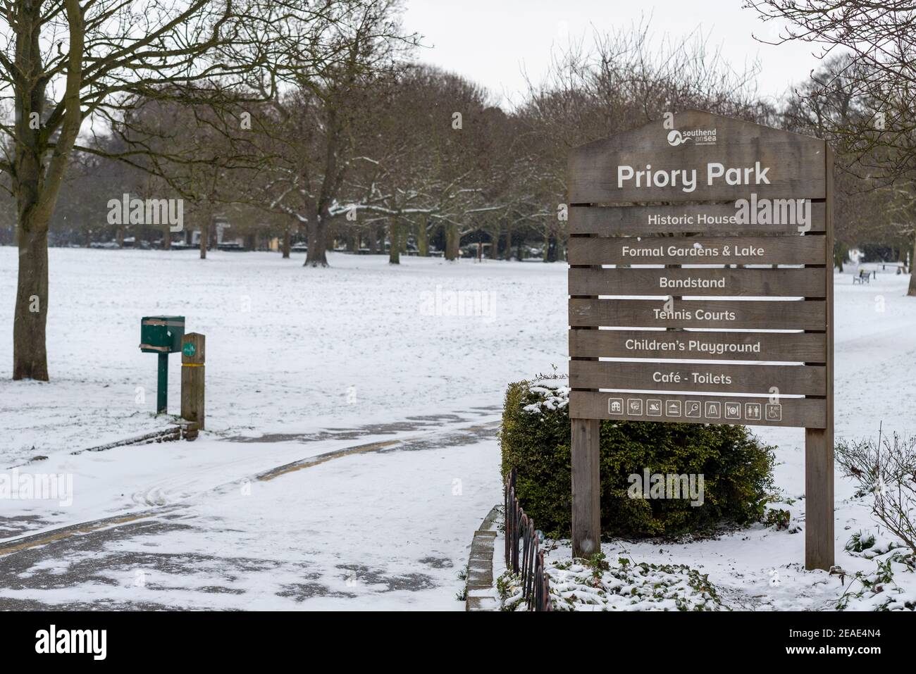 Priory Park a Southend on Sea, Essex, Regno Unito, con neve coperta da Storm Darcy. Cartello d'ingresso con l'elenco delle attrazioni del parco. Alberi invernali Foto Stock