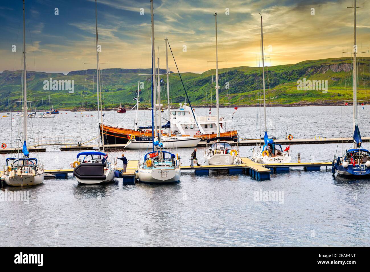 Barche ormeggiate a Oban Bay, porta d'accesso alle isole, Oban, Argyll e Bute, Scozia Foto Stock