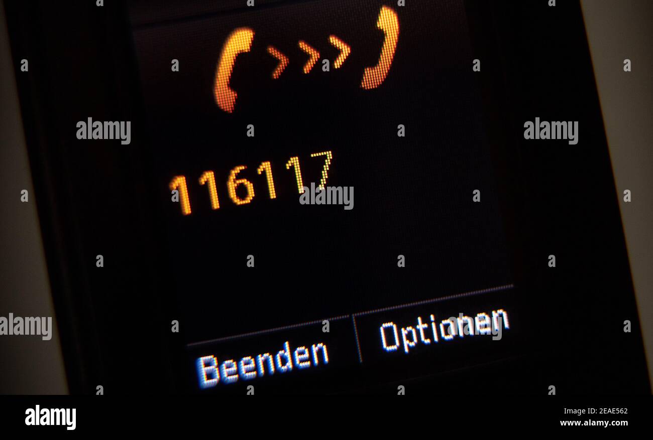 09 febbraio 2021, Baden-Wuerttemberg, Stoccarda: ILLUSTRAZIONE - UN telefono compone il numero di servizio del paziente, 116117. Questo numero può essere utilizzato anche per prenotare appuntamenti per la vaccinazione Corona. (Al dpa: 'Gli appuntamenti di vaccinazione continuano con gli ostacoli - hotline sovraccarico per il nuovo inizio'). Foto: Sebastian Gollnow/dpa Foto Stock