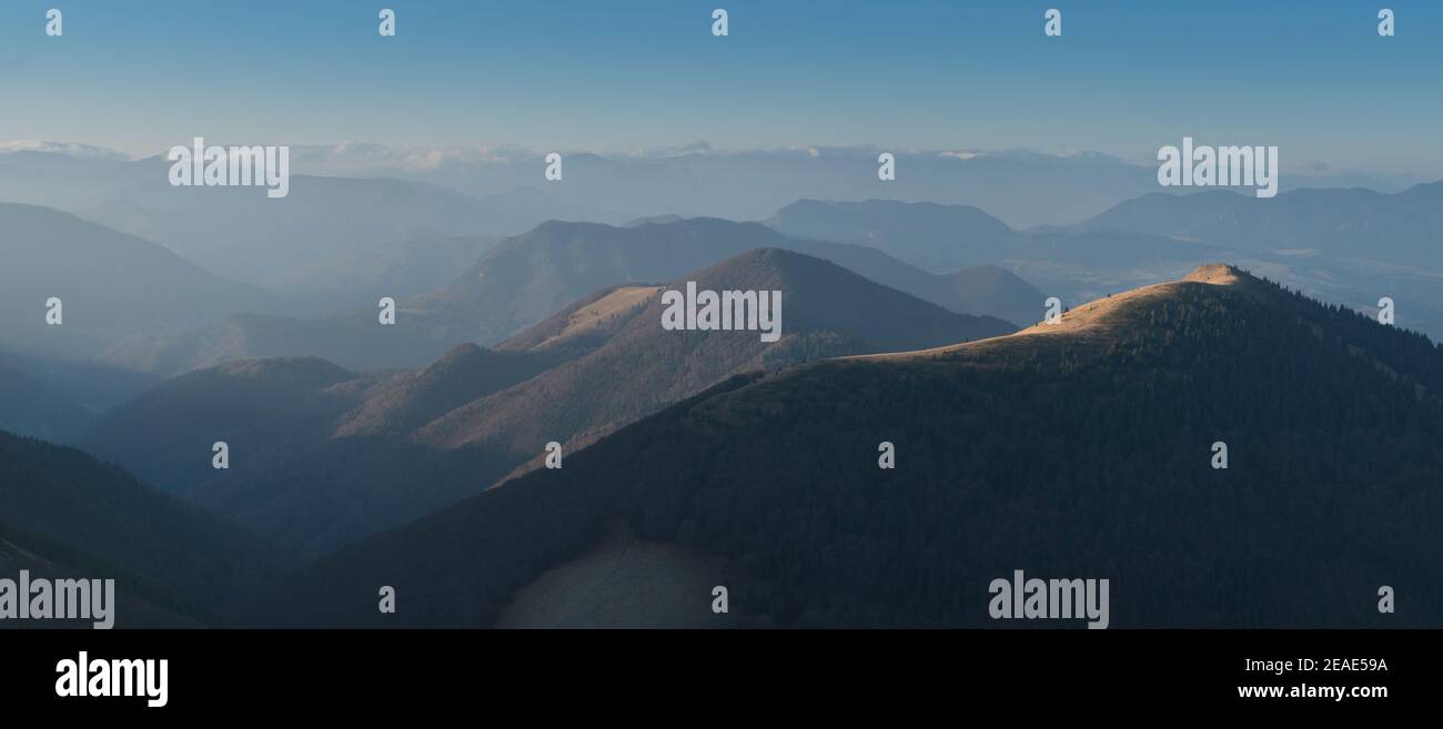 Mala Fatra vista del paesaggio montano dal monte Velky Rozsutec, Repubblica Slovacca Foto Stock