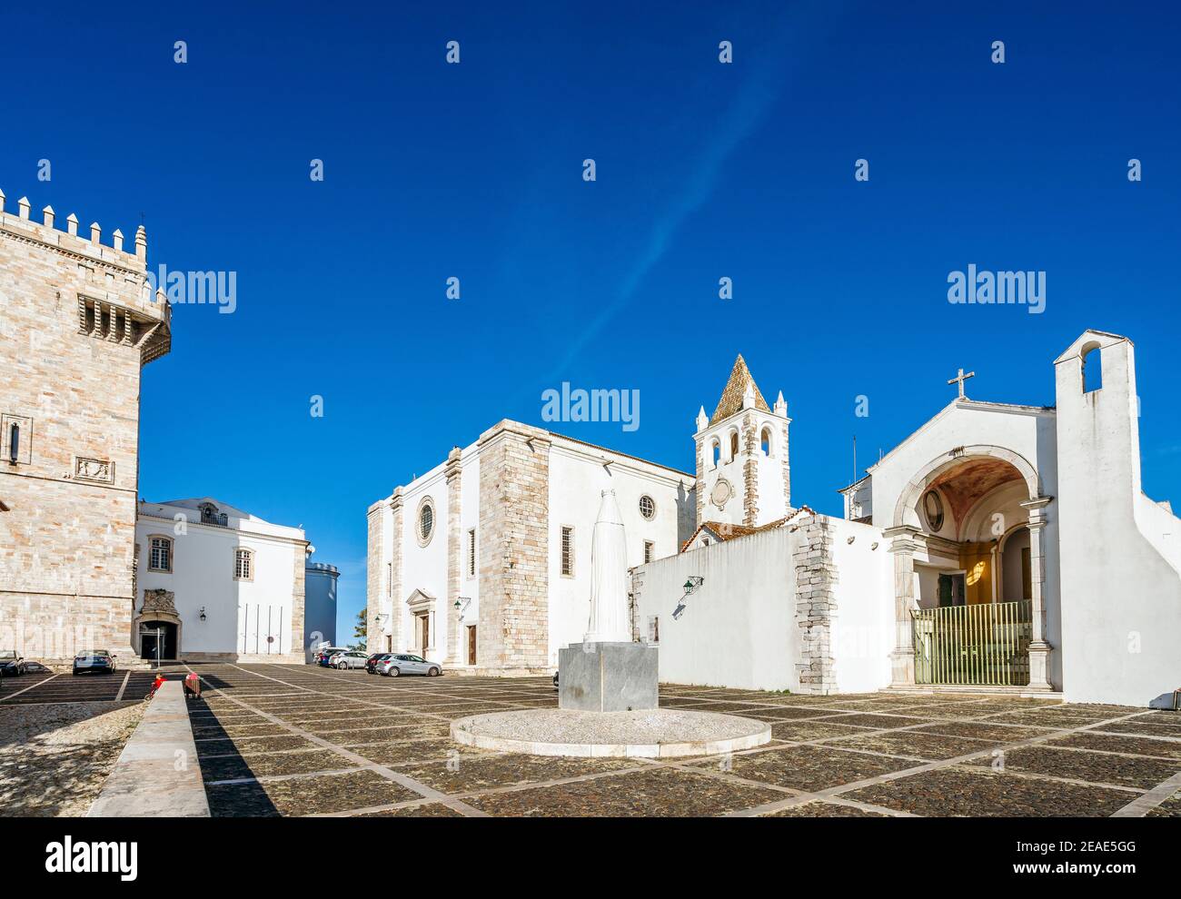 Piazza storica con il castello, le chiese e il monumento della regina Isabela, Estremoz, Prtugal Foto Stock