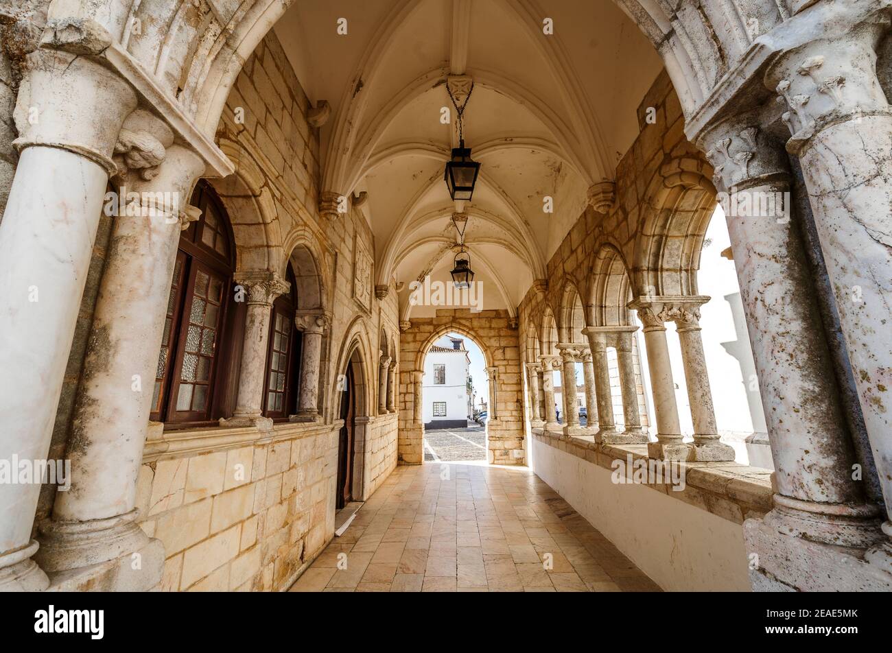 Portici medievali accanto alla chiesa di Santa Maria in Estemoz, Portogallo Foto Stock