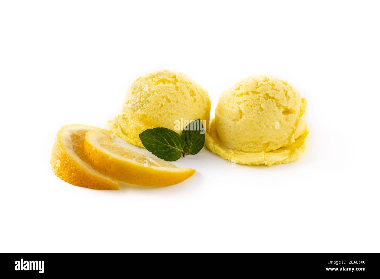 Paletta per gelato al limone decorata con foglie di menta isolate sfondo bianco Foto Stock