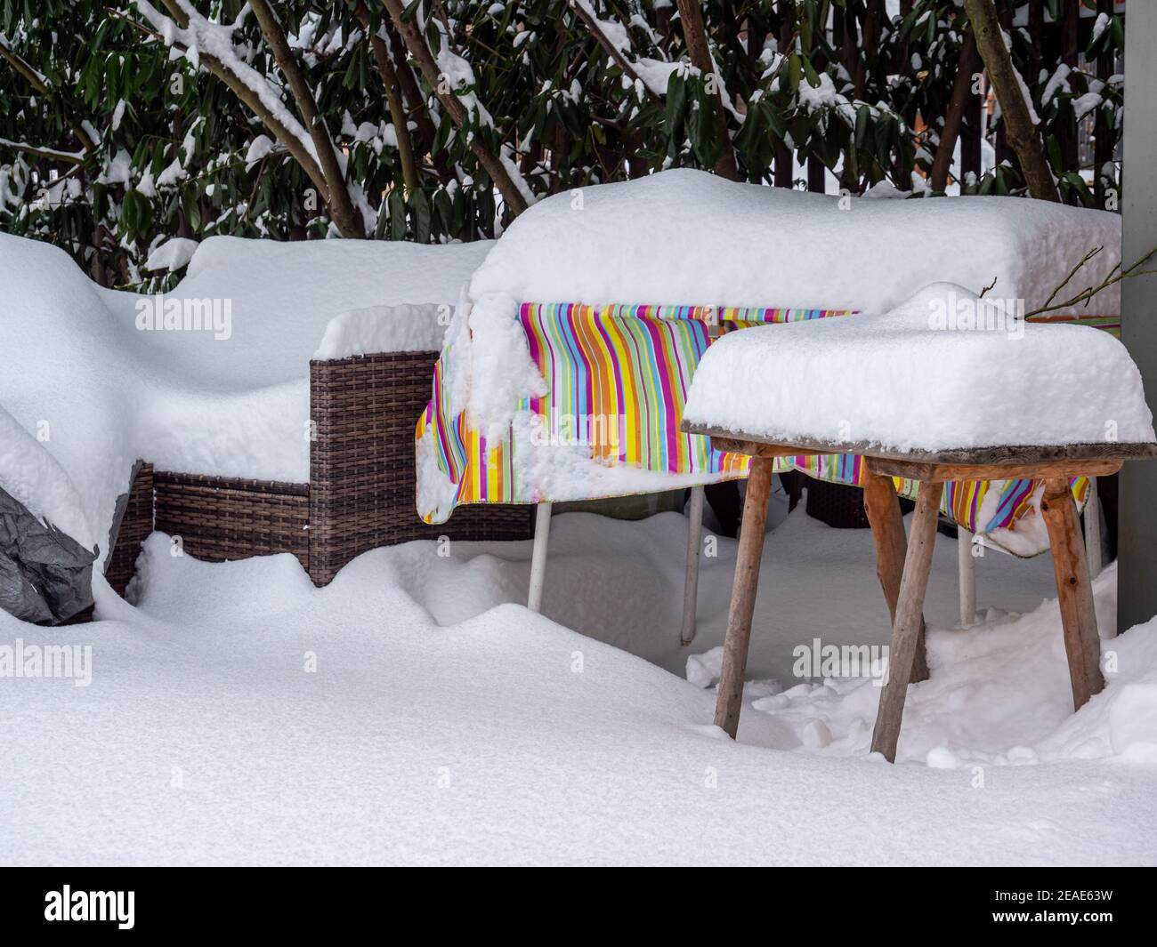 Il caos della neve nel giardino di casa Foto Stock