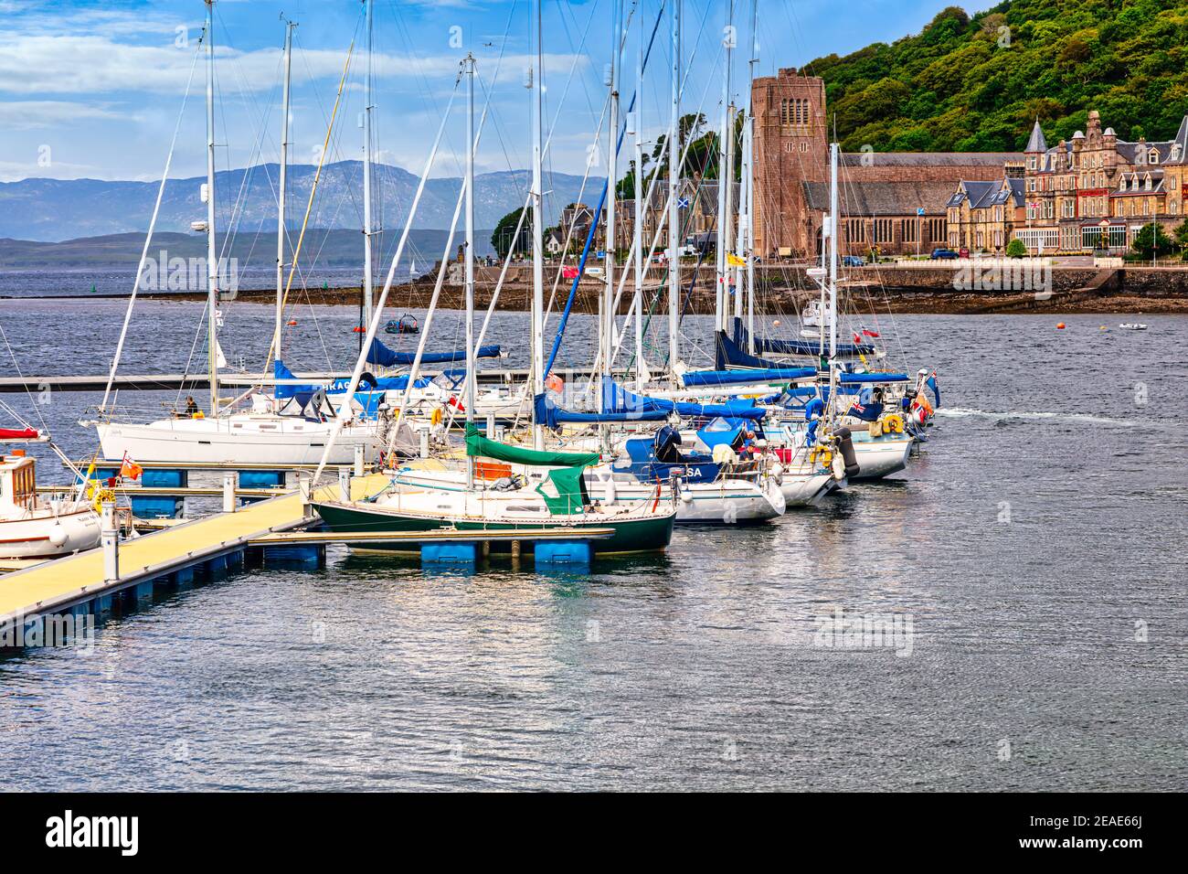 Barche ormeggiate a Oban Bay, porta d'ingresso alle isole e la capitale del pesce della Scozia, Oban, Argyll e Bute, Scozia Foto Stock