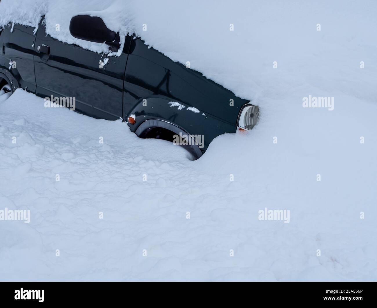 Auto completamente innevata in inverno Foto Stock