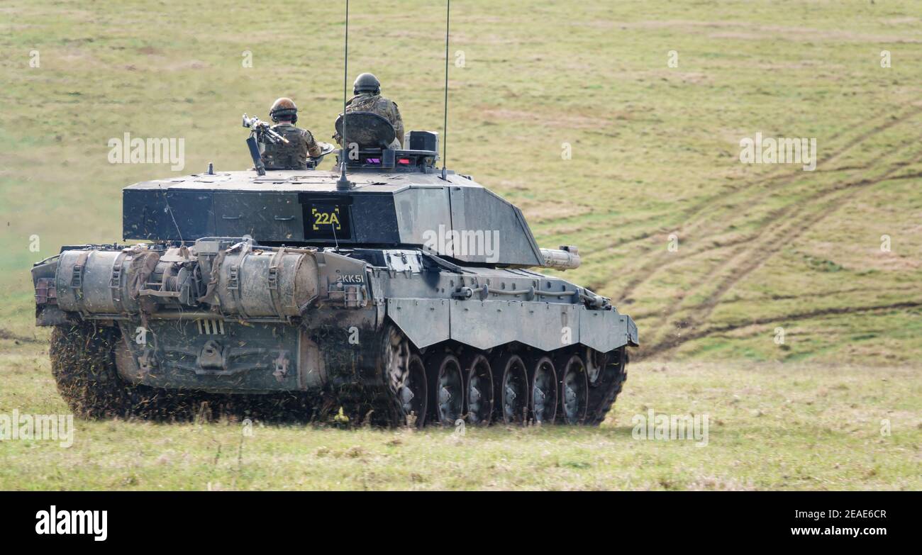 Il carro armato principale di battaglia Challenger 2 dell'esercito britannico dimostra la potenza di fuoco sul campo di addestramento militare di Salisbury Plain, Wiltshire Foto Stock