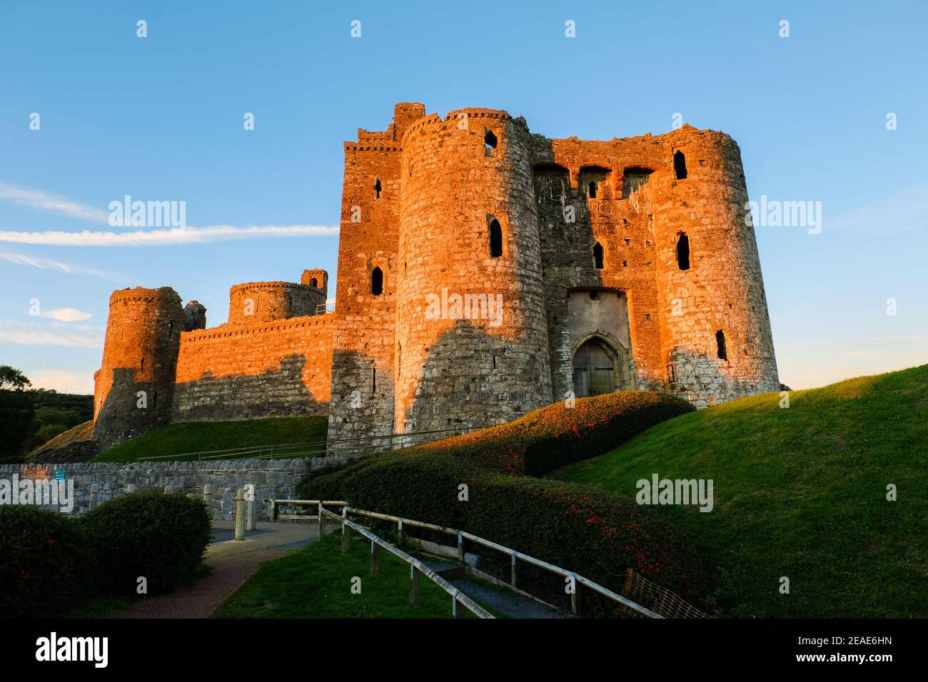 Vista serale del castello di Kidwelly in tarda estate bagnata dalla luce del sole. Foto Stock