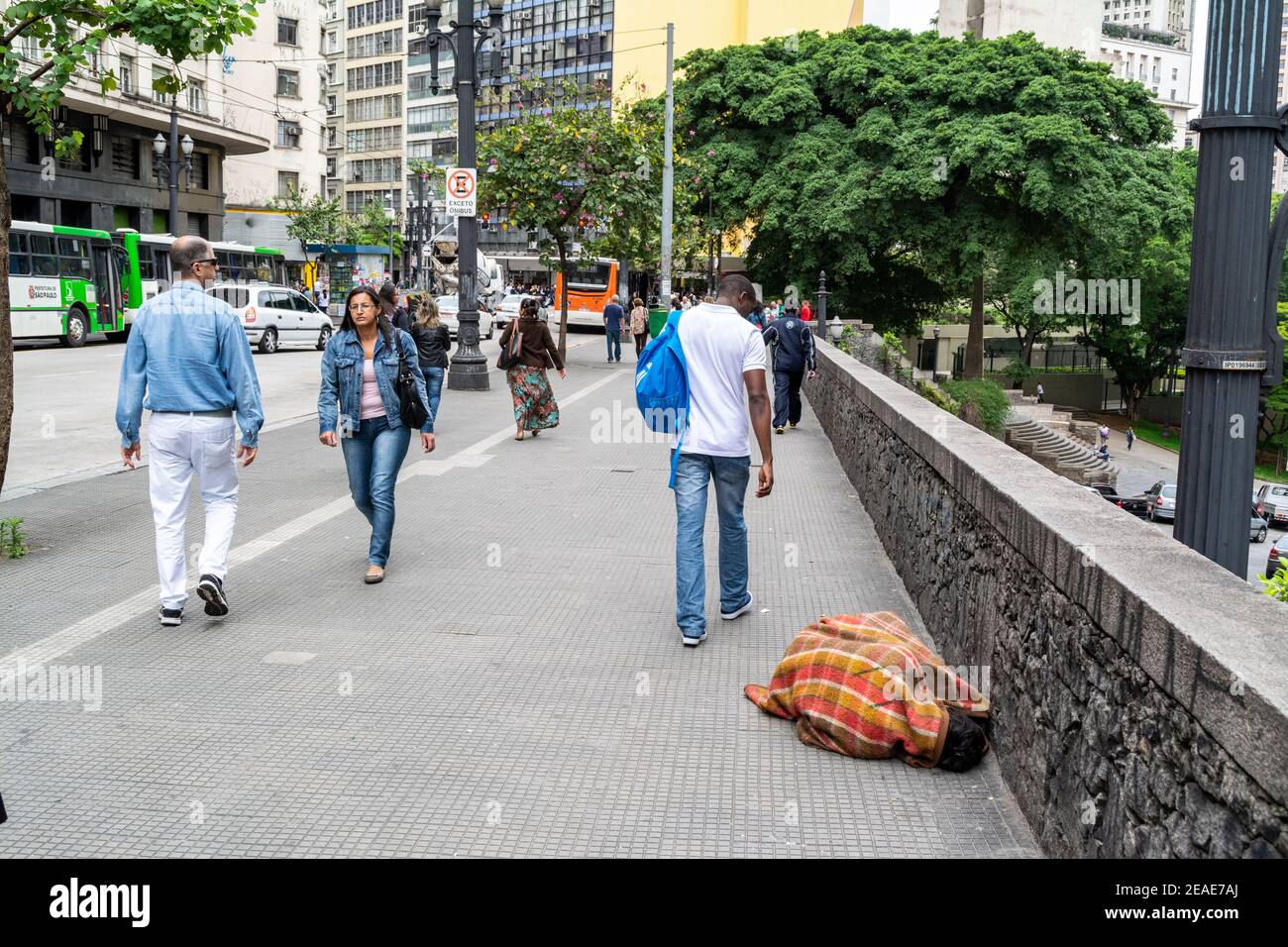 I senzatetto che dormono sconnessi è una vista comune sulle strade, i parchi e le piazze di San Paolo in Brasile Foto Stock