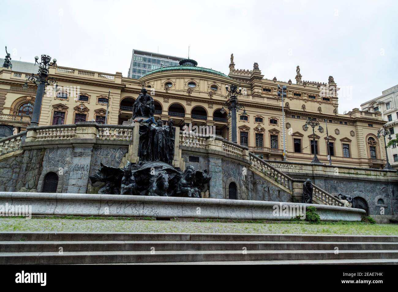 Una fontana d'acqua enorme sotto il Teatro Municipale di San Paolo su Praca Ramos de Azevedo, Rua Nestor Pestana, San Paolo, Brasile. Il teatro è Th Foto Stock