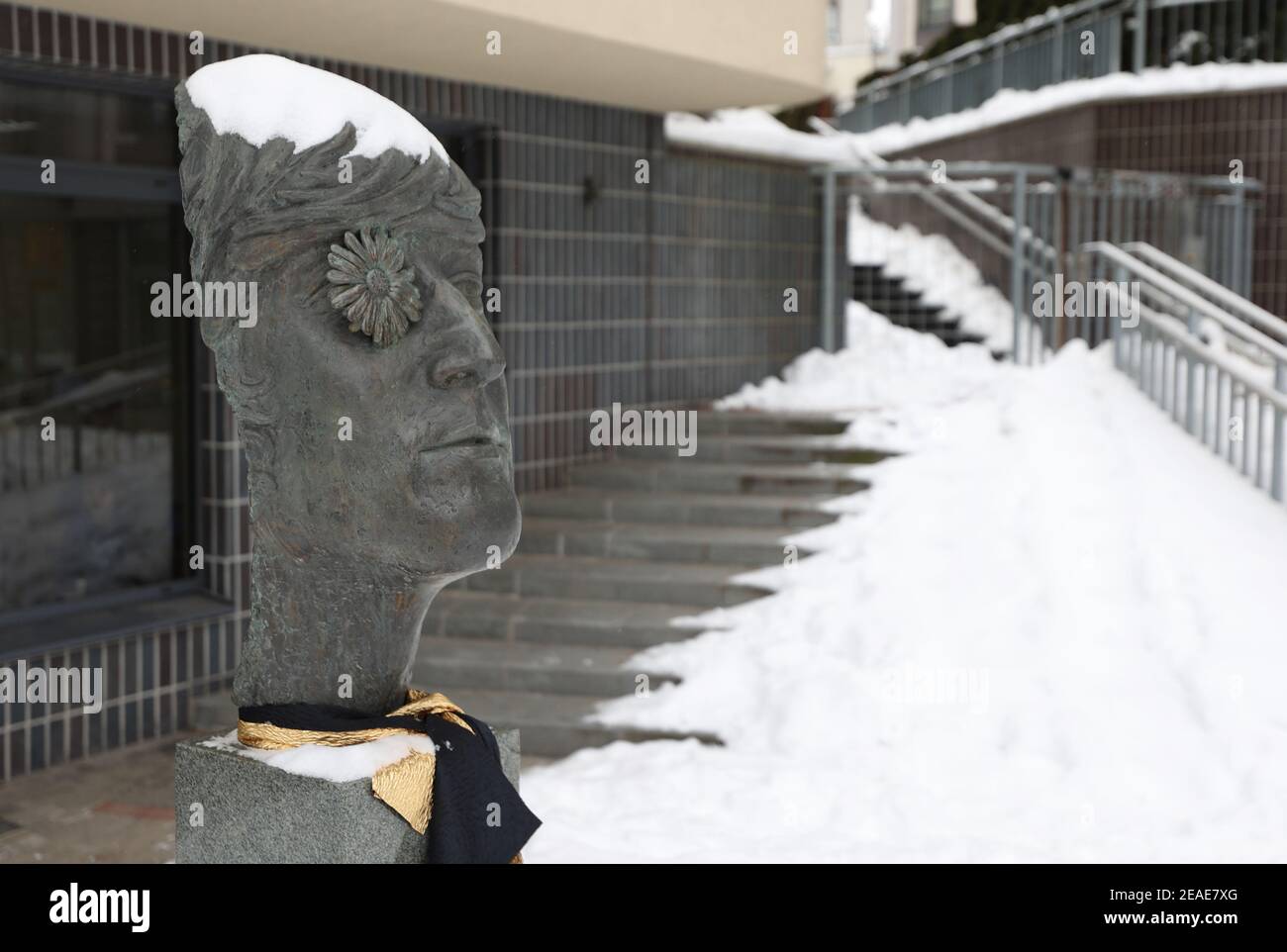 Una scultura di busto del leggendario musicista e cantautore dei Beatles John Lennon a Vilnius (di Jonas Gencevicius). Foto Stock