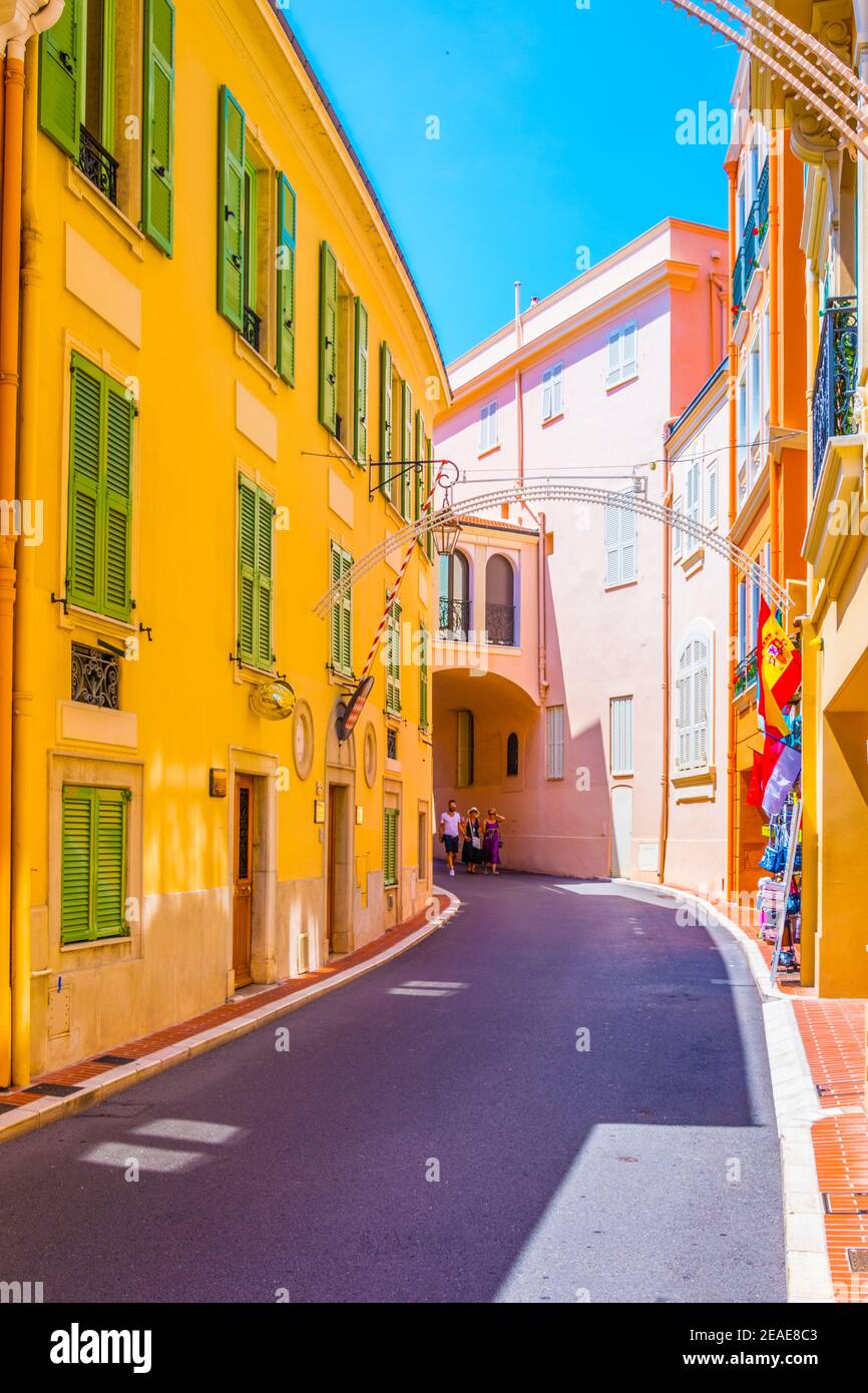Una strada stretta nel centro di Monaco Foto Stock