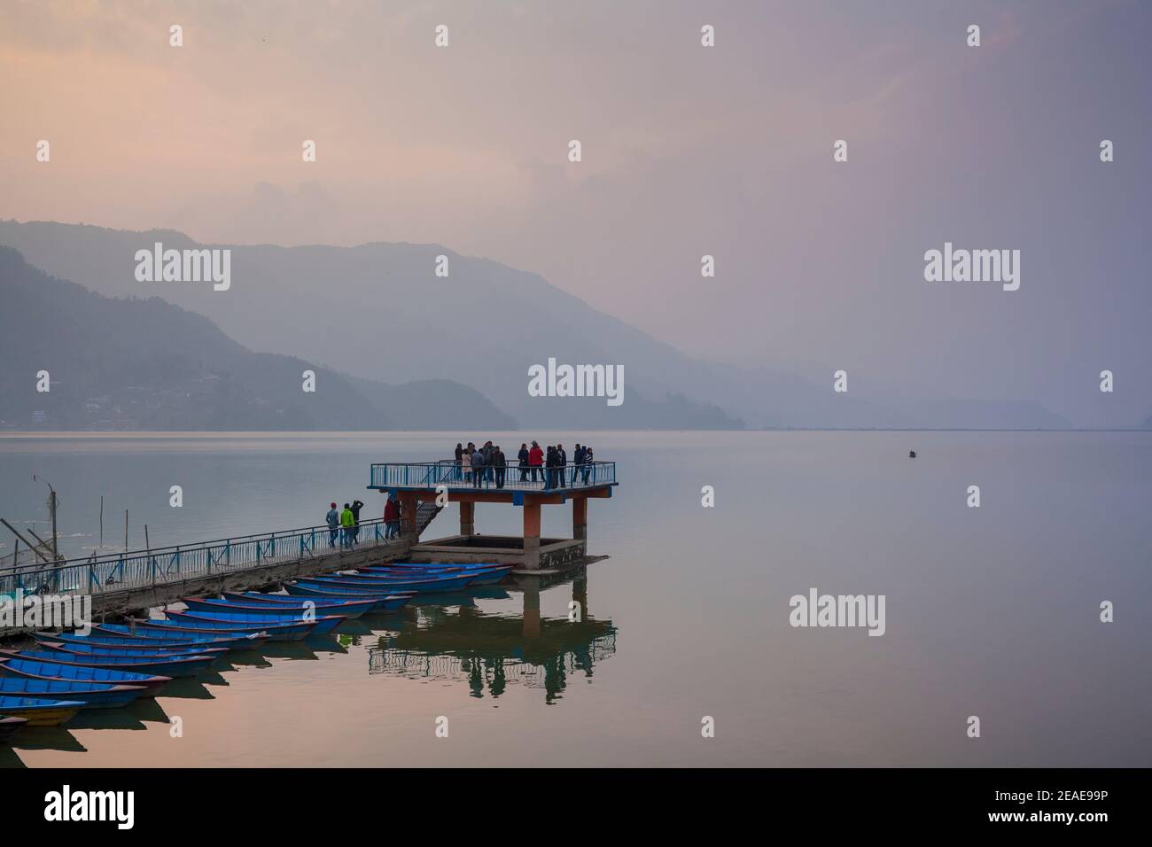 Barche colorate ormeggiate al lago Phewa. Pokhara. Nepal. Foto Stock