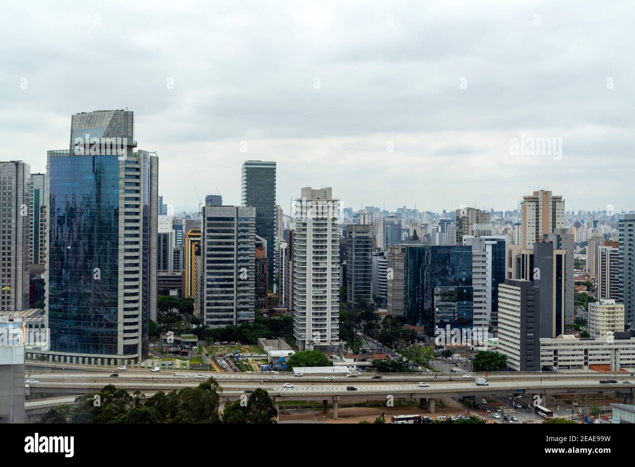 Lo skyline delle multinazionali, dei consolati e degli hotel di lusso si trova nel Brooklin Novo di San Paolo in Brasile. Foto Stock