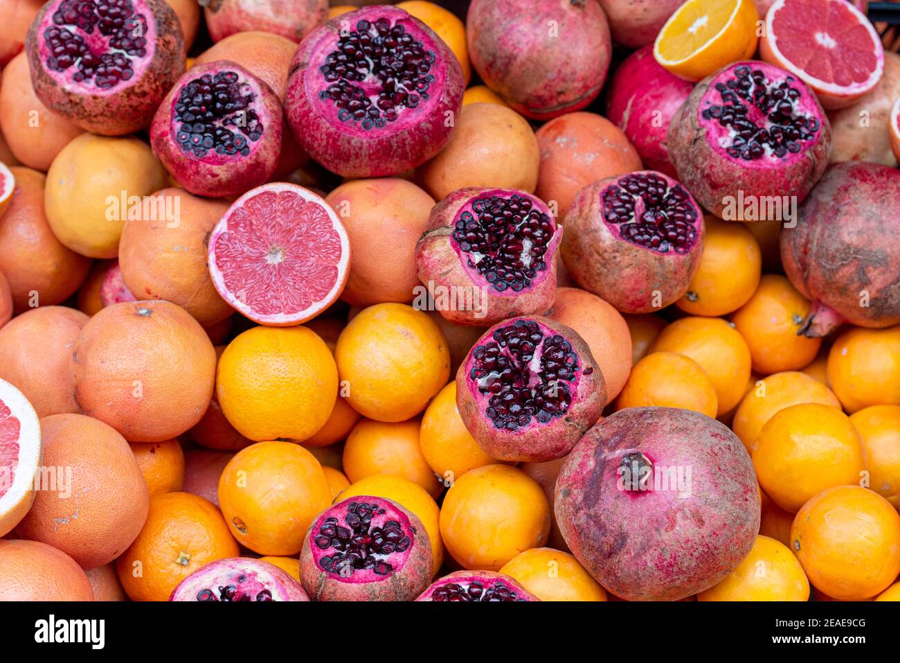 Melograni, arance, pompelmo al banco del mercato di strada a Istanbul, Turchia Foto Stock