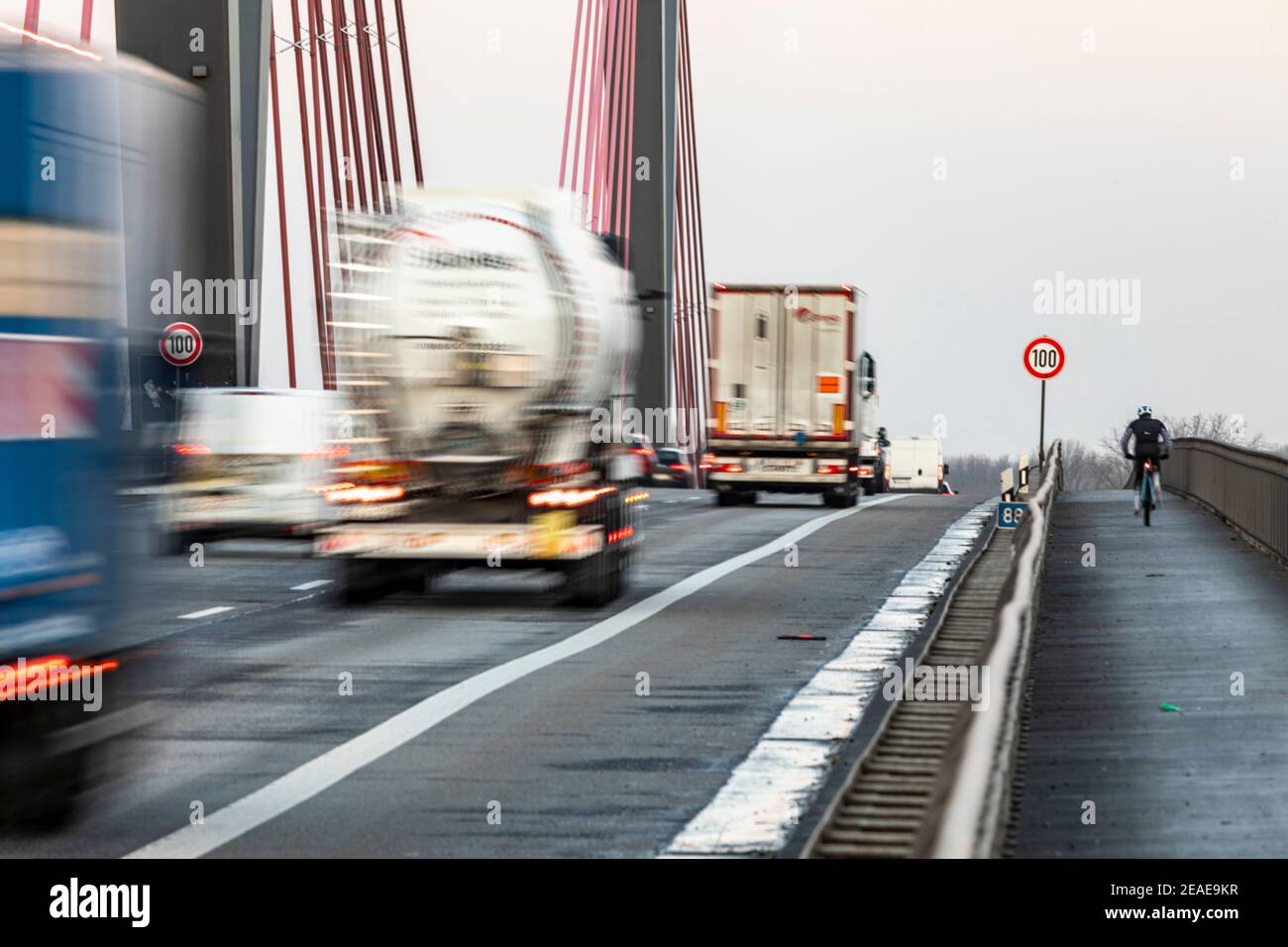 Il ponte autostradale A44 sul Reno, velocità massima 100 km / h. Foto Stock