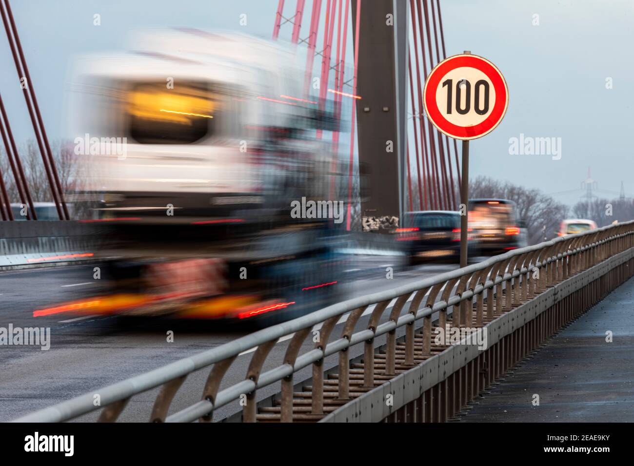 Il ponte autostradale A44 sul Reno, velocità massima 100 km / h. Foto Stock