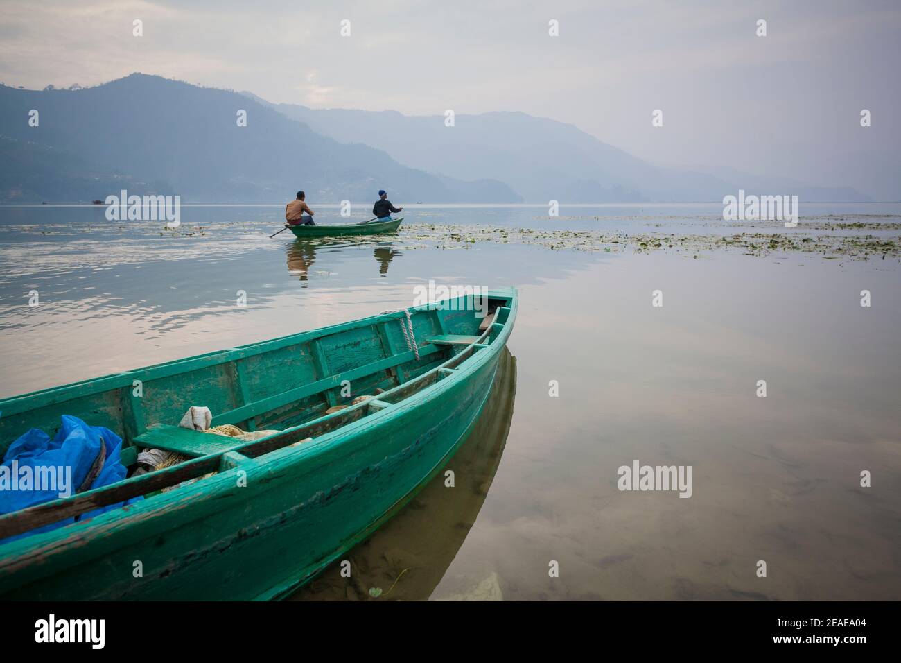 Barche in legno sul lago di Phewa. Pokhara. Nepal. Foto Stock