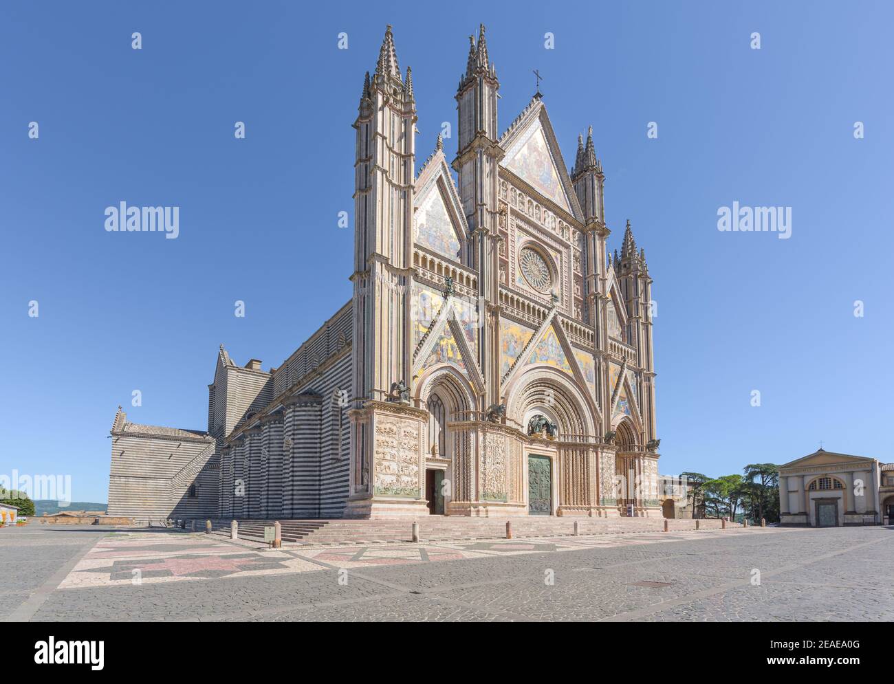 Facciata rinascimentale della cattedrale di Orvieto, con rosone e guglie e sculture in stile gotico, un famoso punto di riferimento nella città medievale di Orvieto in Umbria Foto Stock