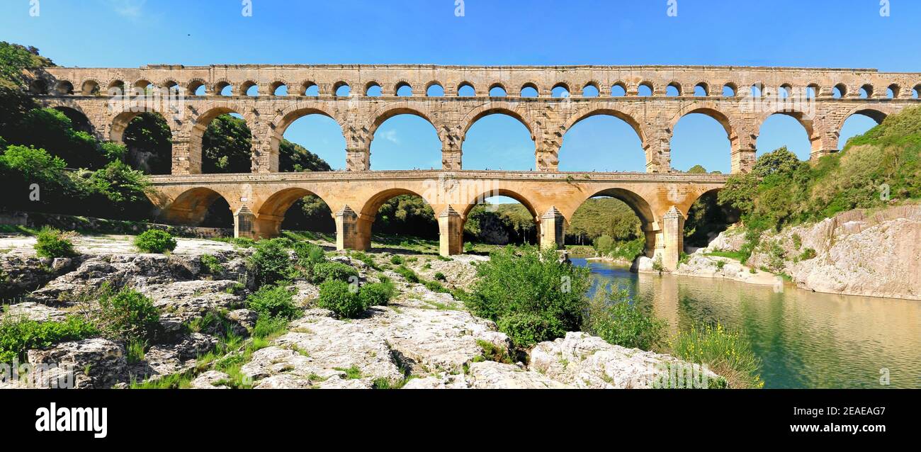 L'acqua del fiume Gardon sotto il Pont du Gard. Foto Stock