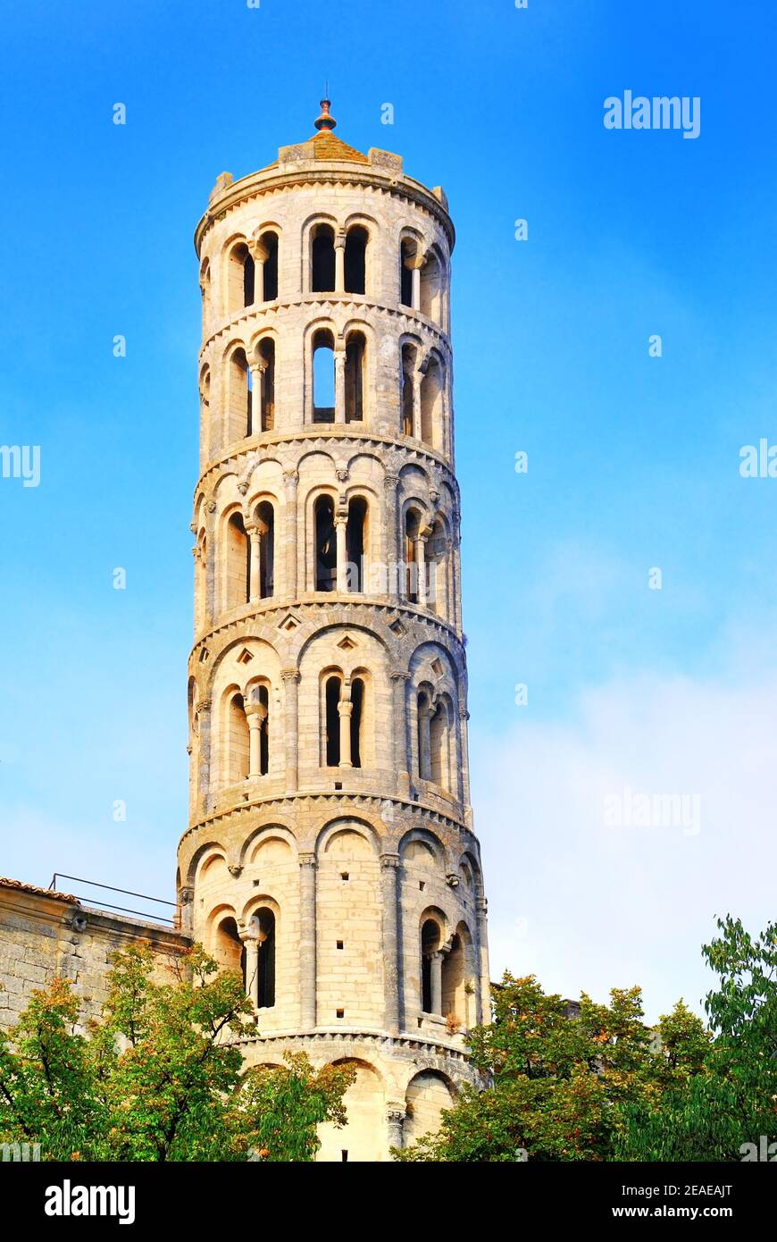 La torre Fenestrelle adiacente Cattedrale di Saint Théodorit a Uzès, Occitanie, Francia. Foto Stock