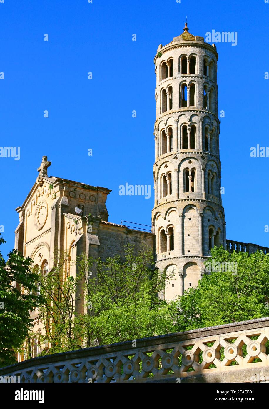 La torre Fenestrelle adiacente Cattedrale di Saint Théodorit a Uzès, Occitanie, Francia. Foto Stock