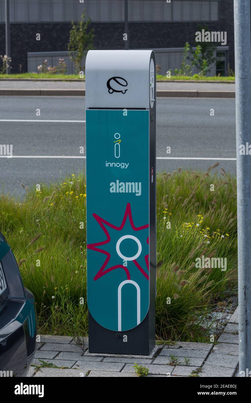 HEILIGENHAUS, NRW, GERMANIA - 24 AGOSTO 2017: Parkplatz in Heiligenhaus Aufladen von Modernen Elektrauto auf der Straße ist die Zukunft des Automobil Foto Stock