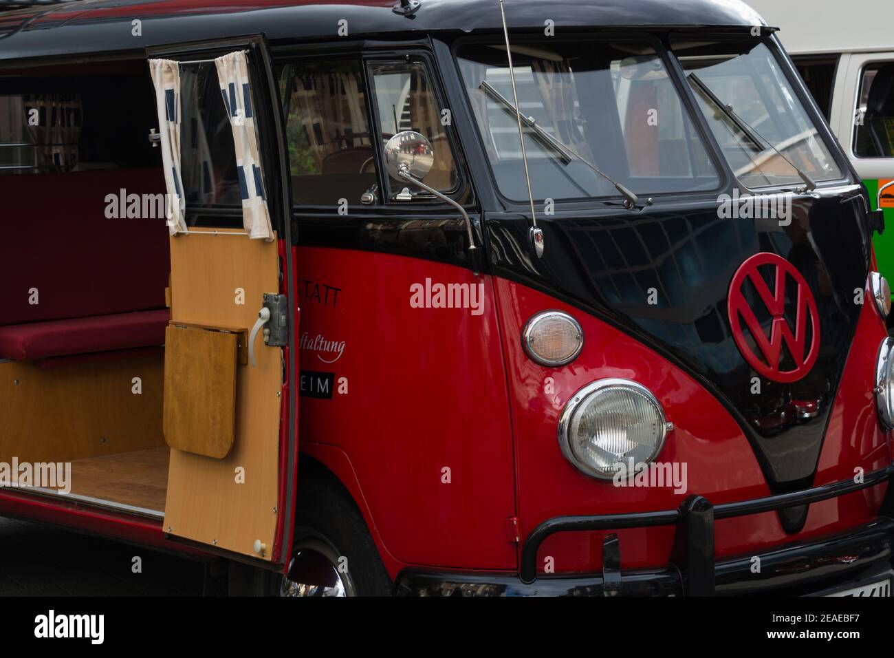 HEILIGENHAUS, NRW, GERMANIA - 10 SETTEMBRE 2017: Classico camper Volkswagen rosso sul lungomare di Heiligenhaus Foto Stock