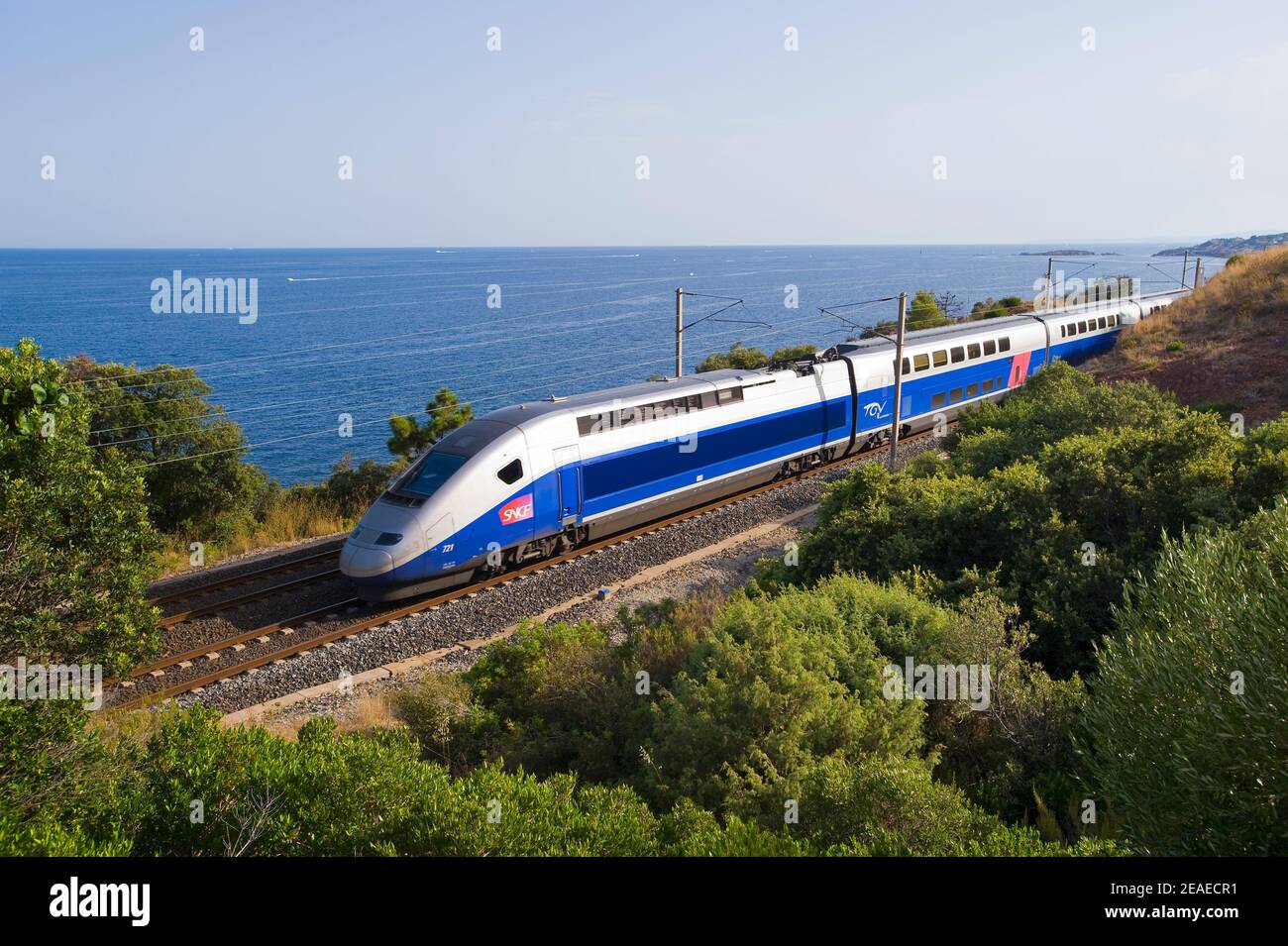 Treno ad alta velocità TGV che passa per la costa mediterranea Foto Stock