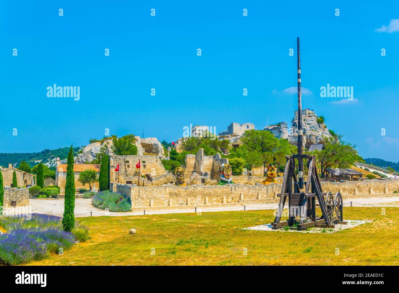 Armi storiche situate all'interno del castello dei Baux arroccato A Les Baux des Provence villaggio in Francia Foto Stock