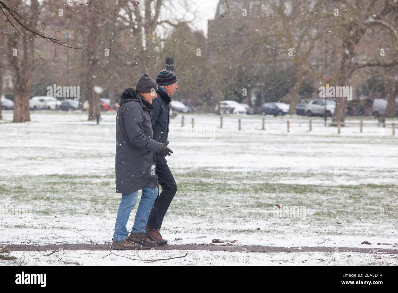 Londra, Regno Unito. 9 febbraio 2021: Dopo tre giorni di neve a Londra inizia a stabilirsi e i venti sono caduti mentre Storm Darcy è passato. Su Clapham Common alcune persone prendono esercizio, a piedi, o ritorno dai negozi. Credit: Anna Watson/Alamy Live News Foto Stock