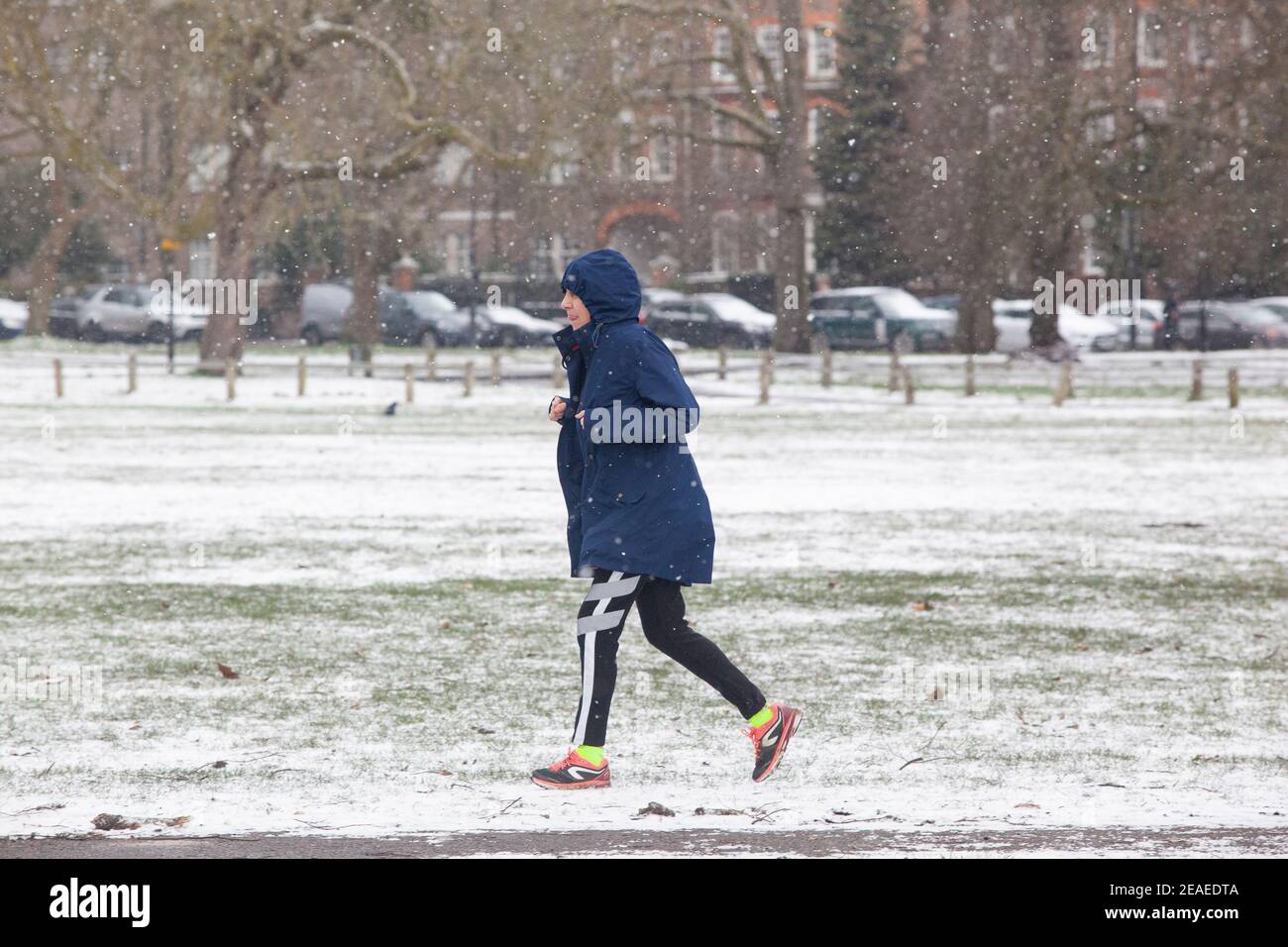 Londra, Regno Unito. 9 febbraio 2021: Dopo tre giorni di neve a Londra inizia a stabilirsi e i venti sono caduti mentre Storm Darcy è passato. Su Clapham Common alcune persone prendono esercizio, a piedi, o ritorno dai negozi. Credit: Anna Watson/Alamy Live News Foto Stock